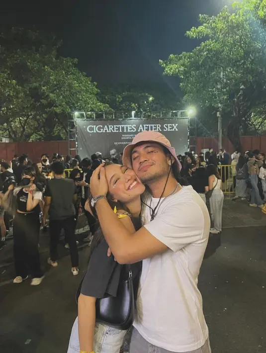 Hadir di sebuah acara, mereka tampil begitu mesra. Giorgino Abraham sempat memeluj kekasihnya di depan banyak orang