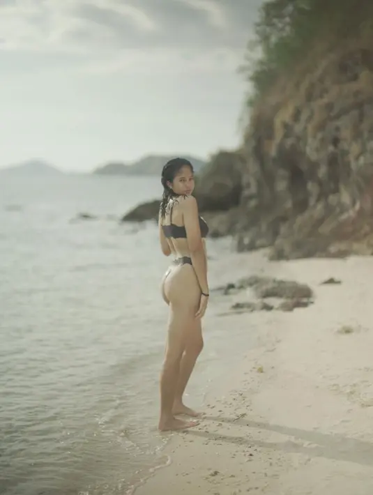 Adik Putri Marino itu juga tak ragu memamerkan lekuk tubuhnya berbalut bikini two piece. @sithamarino.