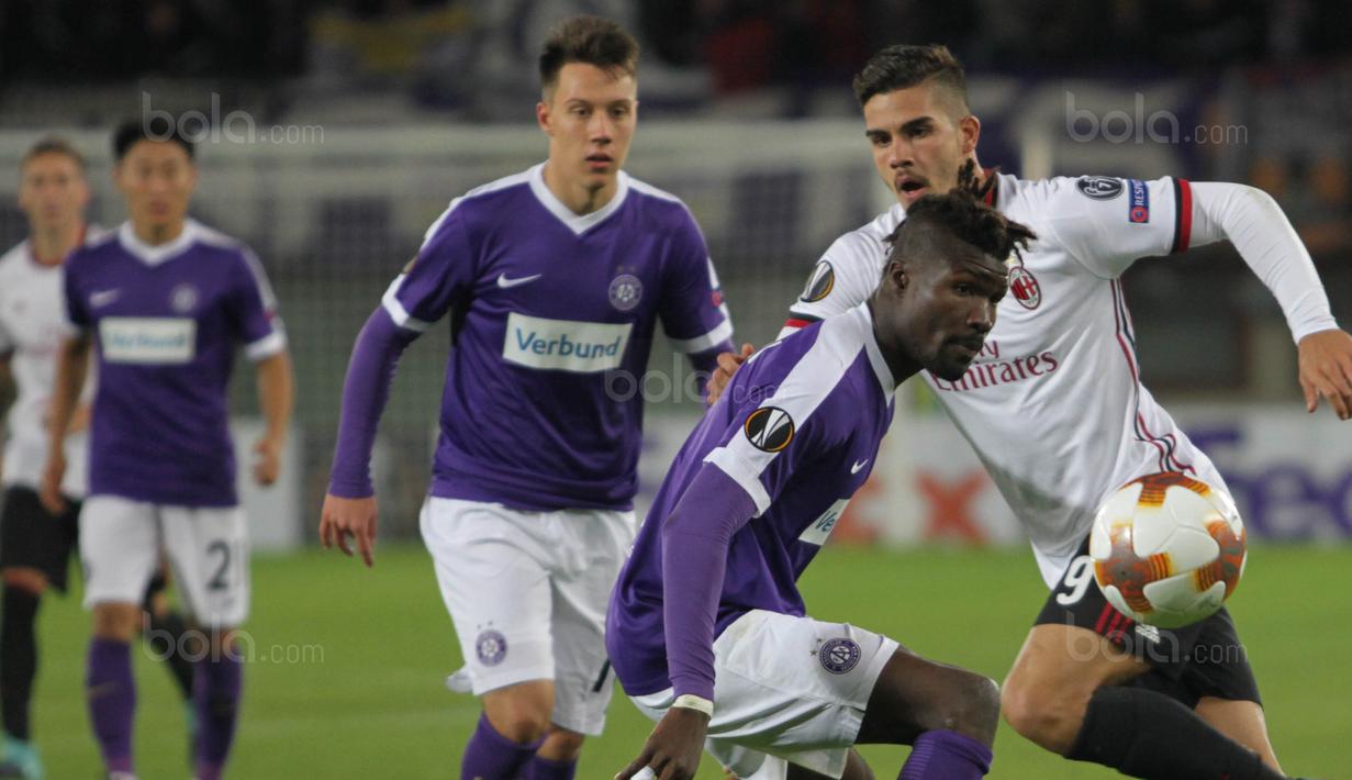 Striker AC Milan, Andre Silva, berusaha melewati bek Austria Wien, Mohammed Kadiri, pada laga Liga Europa di Stadion Stadion Ernst Happel, Wien, Kamis (14/9/2017). Wien kalah 1-5 dari Milan. (Bola.com/Reza Khomaini)