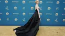 Elle Fanning berpose di ajang Emmy Awards ke-74 di Microsoft Theater di Los Angeles, Amerika Serikat (12/9/2022). Gaun ini membuat Fanning tampil anggun plus menggemaskan apalagi ditambah riasan dengan pipi pink merona. (AP Photo/Jae C. Hong)