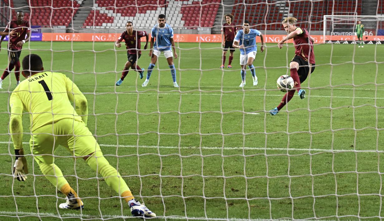 Kevin De Bruyne menjadi bintang kemenangan Belgia dengan memborong dua gol, salah satunya dari titik penalti. (Attila KISBENEDEK / AFP)