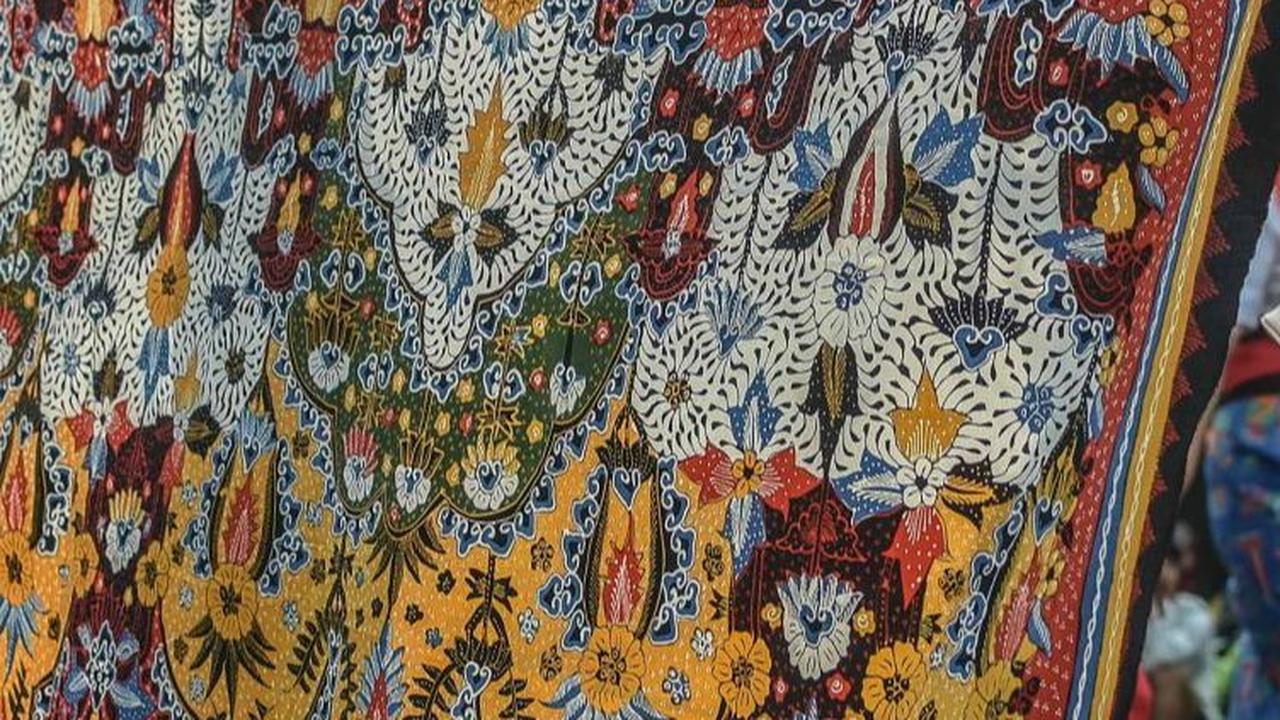 Corak dan motif kain batik yang dipamerkan para parade ini terlihat menarik