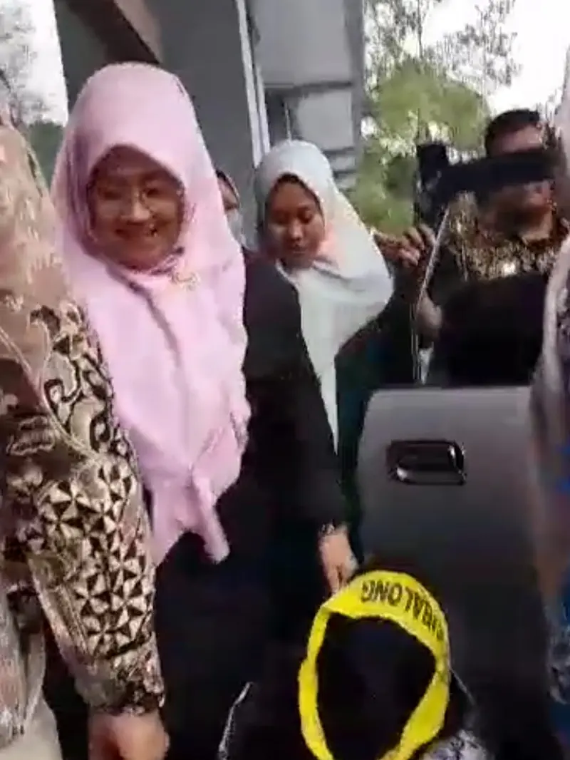 Tangkapan sebuah video yang diduga berisi ejekan Ketua DPRD Garut, Jawa Barat sekaligus Ketua DPD Golkar Garut Euis Ida Wartiah, kepada para pendemo PPPK di Gedung DPRD Garut menjadi viral. (Liputan6.com/Jayadi Supriadin)