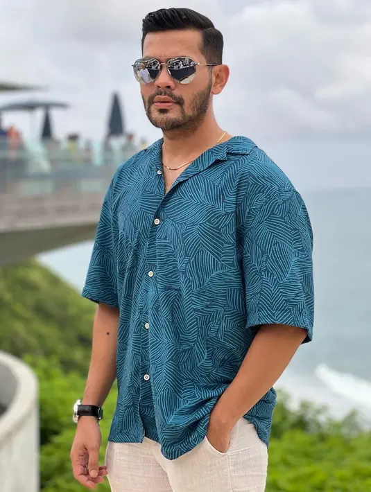 Rian Ibram tambah makin cool saat kenakan kacamata hitam andalannya, bikin Dewi Perssik susah kedip! (FOTO: instagram.com/rianibram/)