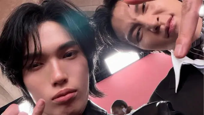 Johnny NCT dan Win Metawin di Acne Studios Paris Fashion Week. [@winmetawin]