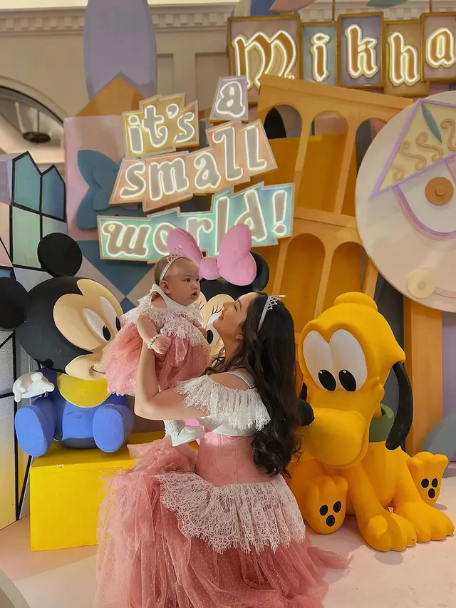 Detail Gaun Princess Jessica Mila dan Baby Kya di Pesta Ultah Putri dr. Feni Nugraha, Inspirasi Tampil Kembar Ibu-Anak