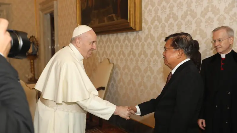 Jusuf Kalla bertemu dengan Paus Fransiskus sebagai juri Zayed Award for Human Fraternity.