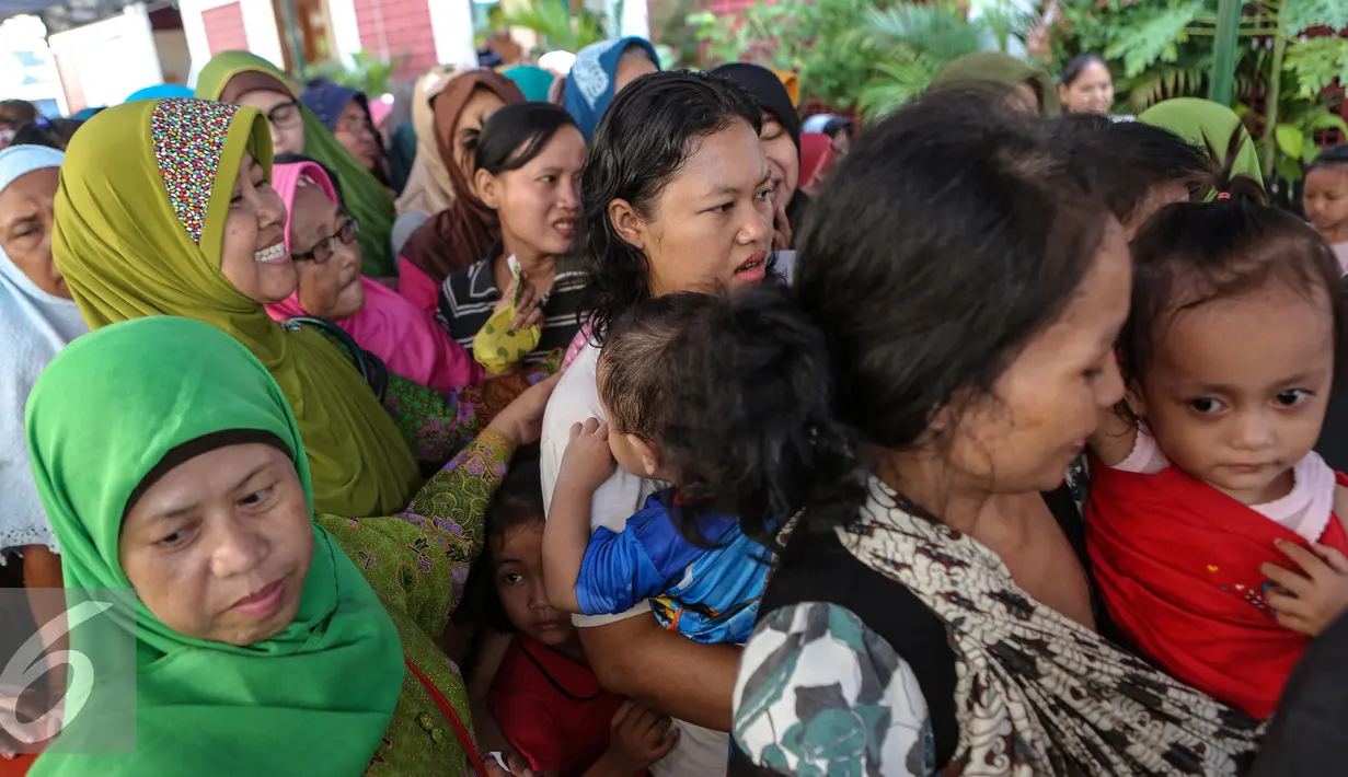 Sejumlah warga tertib mengantri membeli kebutuhan pokok dalam Pasar Murah Ramadan di Mesjid Jami Luar Batang, Jakarta, Kamis (9/7/2015). Pasar Murah Ramadan dimulai dari 29 Juni - 16 Juli 2015. (Liputan6.com/Faizal Fanani)
