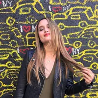 Selain dunia film, ternyata artis cantik ini juga disandingkan dengan Kim Kardashian dan Kylie Jenner untuk menjadi bintang iklan produk perawatan rambut bernama Sugar Bear. Dimana ia dinobatkan Cinta sebagai Brand Ambassadornya. (Instagram/claurakiehl)