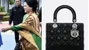 Menyempurnakan kebaya kurung yang digunakannya, Iriana Jokowi tampak menjinjing tas hitam bergaya klasik. Memiliki gaya ikonis, diketahui ia menenteng tas Lady Dior. Tas mewah tersebut rupanya dibanderol dengan harga fantastis yaitu 63,6 juta rupiah.  [Foto: Instagram/ Ibu_Iriana_Jkw]