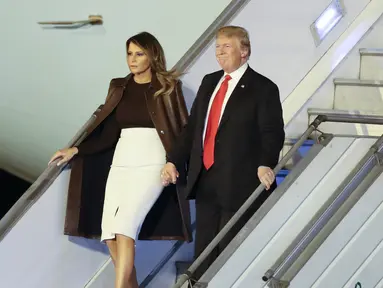 Presiden AS Donald Trump dan Melania Trump menuruni Air Force One saat tiba di Bandara Internasional Ministro Pistarini, Buenos Aires, Argentina, Kamis (29/11). Trump tiba di Argentina untuk menghadiri KTT G20. (AP Photo/Martin Mejia)