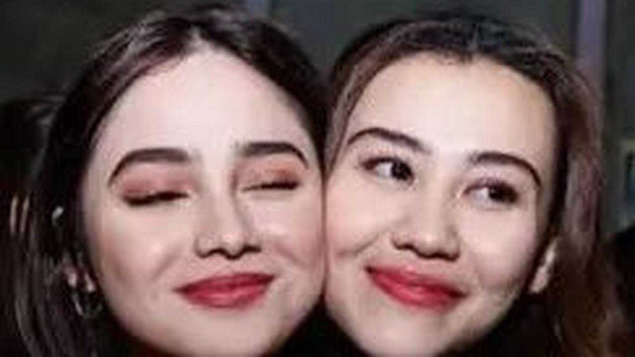 Syifa Hadju dan Aaliyah Massaid menunjukkan wajah glowing mereka dengan pilihan lipstik merah yang menonjolkan kecantikan alami. Syifa terlihat memilih eyeshadow coklat untuk detail mata yang elegan.<br>