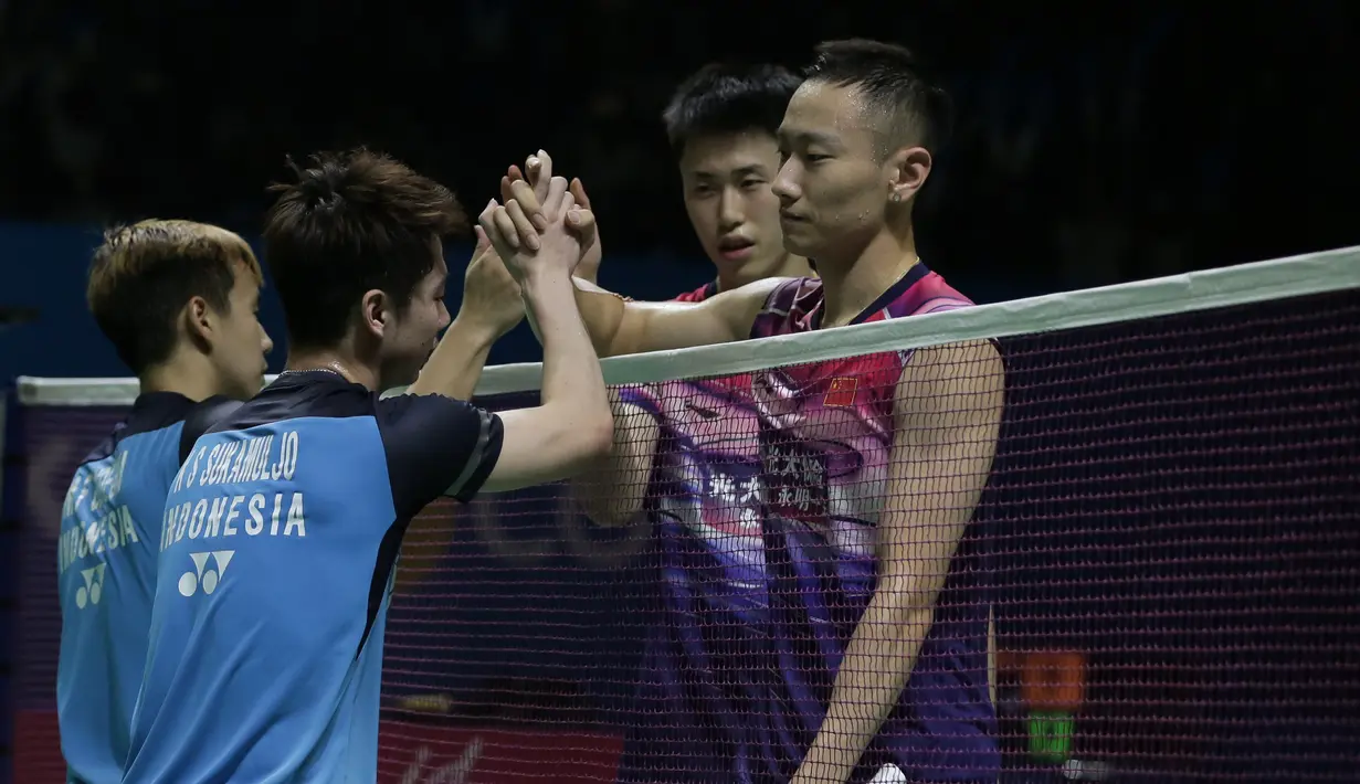 Ganda putra Indonesia, Marcus Gideon / Kevin Sanjaya, berhasil mengalahkan Ou Xuan Yi / Zhang Nan pada Indonesia Open 2019 di Istora Senayan, Jumat (19/7). Marcus / Kevin menang 21-12 dan 21-16. (Bola.com/Yoppy Renato)