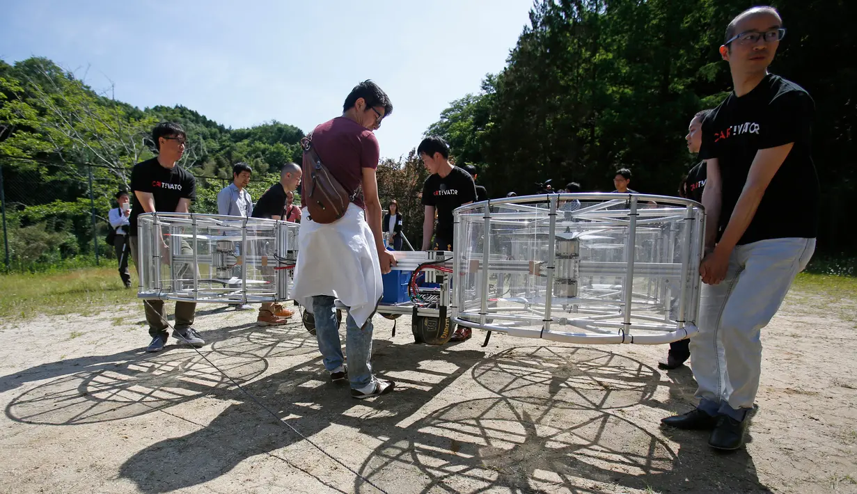 Tim proyek Cartivator bersiap melakukan uji coba model mobil terbang di kota Toyota, Jepang (3/6). Penerbangan yang dilakukan oleh perusahaan start up Cartivator tersebut akan dinamakan “Sky Drive“. (AP Photo / Koji Ueda)