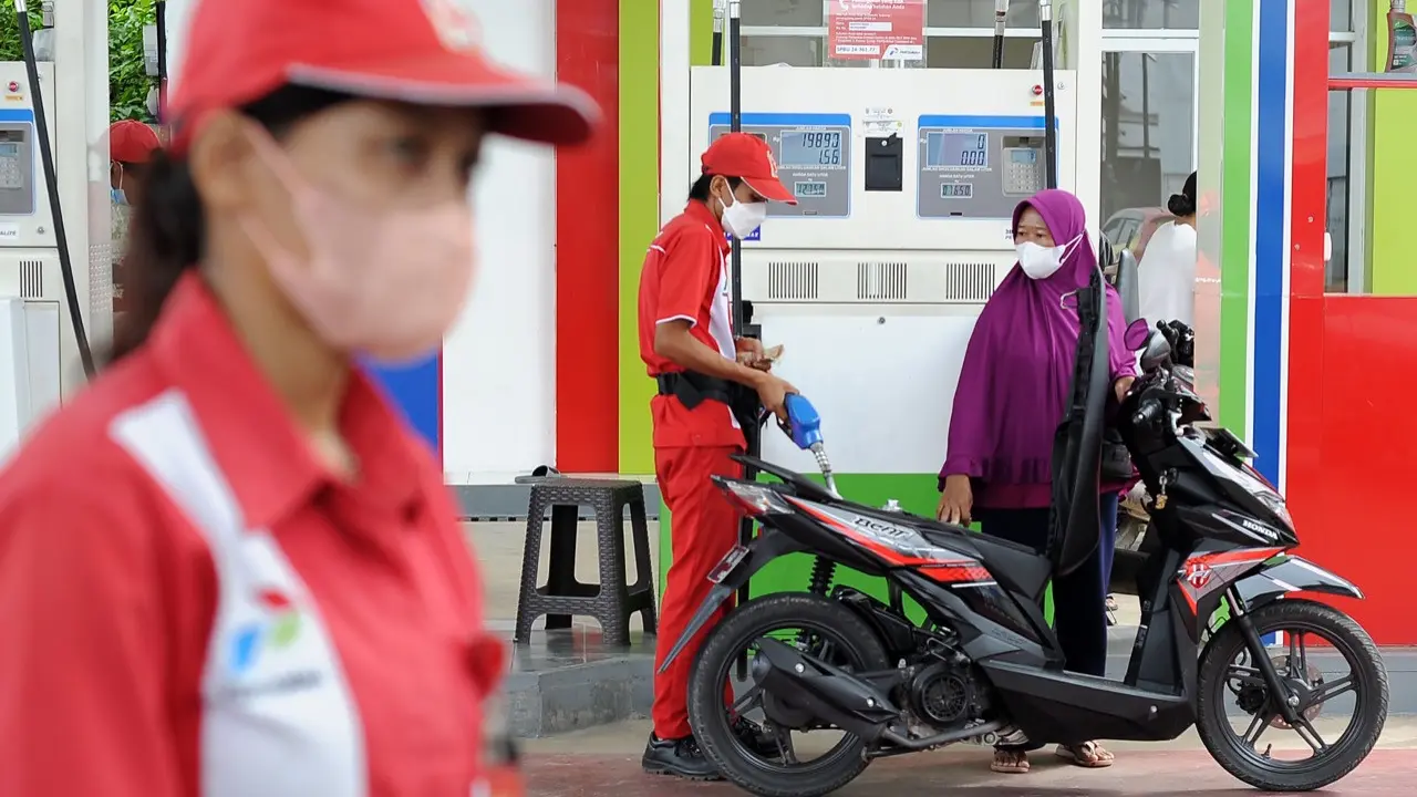 Petugas SPBU Pertamina.