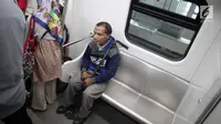 Seorang penyandang disabilitas menaiki kereta Lintas Rel Terpadu (LRT) di Stasiun LRT Veldrome, Jakarta, Sabtu (27/4). Kegiatan yang diikuti Jakarta Barrier Free Tourism (JBFT) itu untuk mengenalkan LRT lebih dekat, terutama kepada penyandang disabilitas. (Liputan6.com/Faizal Fanani)