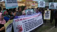 Puluhan wartawan menggelar aksi solidaritas dugaan perampasan dan penyanderaan oleh oknum pegawai BPN Kota Jambi. (Bangun Santoso/Liputan6.com)