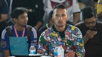 Raphael Maitimo menjadi juri Turnamen Adidas 2V2 di Jakarta, Sabtu (8/8/2015). Adidas 2V2 merupakan turnamen untuk mencari pemain street soccer  terbaik di Jakarta  (Bola.com/Vitalis Yogi Trisna)