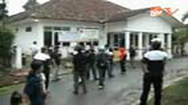 Puluhan karyawan Radio Citra Lestari di Kabupaten Sukabumi, Jabar, berhamburan keluar dari gedung siaran. Mereka panik saat merasakan guncangan gempa di Tasikmalaya. 