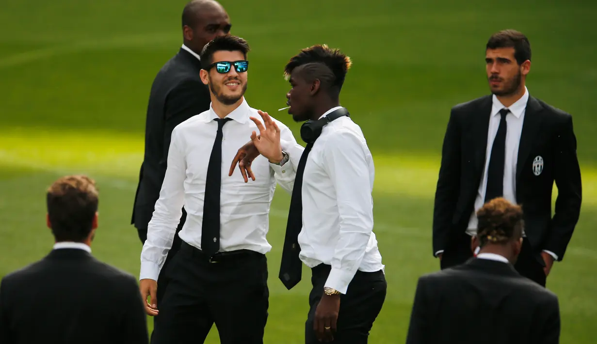 Penyerang Juventus, Alvaro Morata berbincang dengan Paul Pogba saat menunggu konferensi pers di Stadion Santiago Bernabeu, Spanyol (12/5/2015). Juventus akan menantang Real Madrid di leg kedua semifinal Liga Champions.  (Reuters/Sergio Perez)