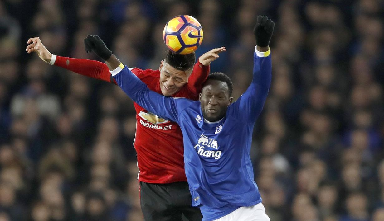 Duel pemain Everton, Romelu Lukaku dengan bek Manchester United, Marcos Rojo pada laga Premier League di Goodison Park, Liverpool, (04/12/2016). MU bermain imbang 1-1 lawan Everton. (Action Images/Reuters/Carl Recine) 