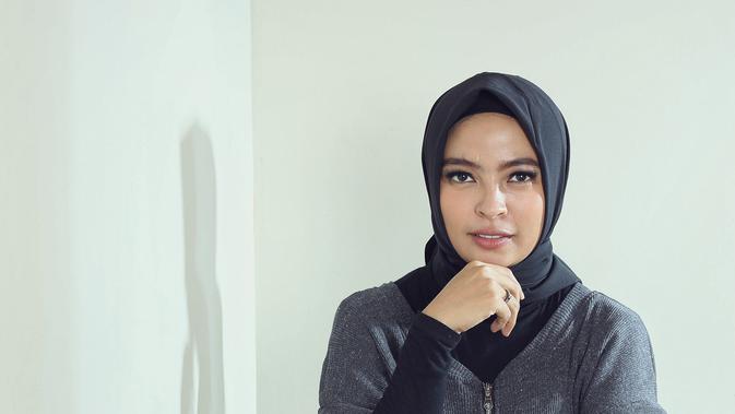 Perjuangan Ayah Tantri Kotak Lawan Covid-19, Sempat Cabut Selang Infus Karena Ogah Terpisah dari Istri - Vimarsana News