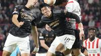 Pemain Arsenal Takehiro Tomiyasu, tengah dan Gabriel Martinelli melompati sundulan dengan Andre Ramalho dari PSV selama pertandingan sepak bola grup A Liga Europa antara PSV dan Arsenal di stadion Philips di Eindhoven, Belanda, Kamis, 27 Oktober 2022. (AP Photo/Peter Dejong)