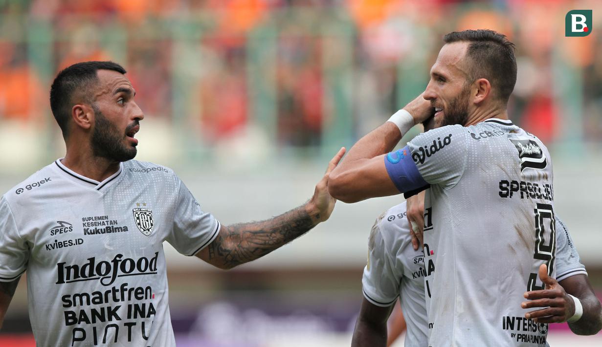Pemain Bali United, Ilija Spasojevic (kanan), merayakan gol yang dicetaknya ke gawang Persija bersama Brwa Hekmat Nouri (kiri) dan Jean Marie Privat Befolo Mbarga dalam lanjutan BRI Liga 1 di Stadion Patriot Candrabhaga, Bekasi. Minggu (15/1/2023). Spasojevic mencetak brace dalam pertandingan ini dan menjadikan dirinya bersama Jean Marie Privat Befolo Mbarga top skor sementara Bali United dengan 9 gol. (Bola.com/Arief Bagus).