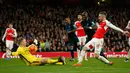 Kiper Mancheseter City, Joe Hart berusaha menghalau tendangan gelandang Arsenal,  Aaron Ramsey pada lanjutan liga Inggris di Stadion Emirates (21/12). Arsenal menang atas City dengan skor 2-1. (Reuters/John Sibley)
