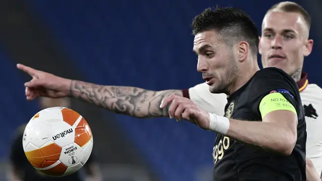 FOTO: Imbang 1-1, AS Roma Singkirkan Ajax dan Lolos ke Semifinal Liga Europa - Dusan Tadic; Rick Karsdorp
