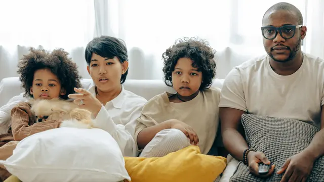 keluarga sedang menonton film