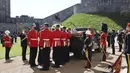 The Queen's Company, 1 Batalyon Pengawal Grenadier memindahkan peti mati Pangeran Philip Inggris dari Jaguar Land Rover yang dimodifikasi selama pemakaman Pangeran Philip Inggris di dalam Kastil Windsor di Windsor, Inggris, Sabtu (17/4/2021). (Chris Jackson/Pool via AP)