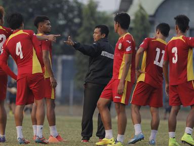 Pelatih Mitra Kukar, Jafri Sastra memimpin latihan jelang laga perebutan juara ketiga Piala Presiden melawan Arema Cronus di Lapangan Bea Cukai, Jakarta, Senin (12/10/2015). (Bola.com/Vitalis Yogi Trisna)