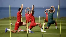 Para pemain Timnas Indonesia melakukan pemanasan saat mengikuti sesi latihan di Bali United Training Center, Gianyar, Bali, Kamis (23/7/2026). Skuad Garuda memasuki fase akhir pemusatan latihan dengan intensitas yang terus ditingkatkan jelang menghadapi Kamboja pada laga perdana Grup A Piala AFF 2026 di Stadion Pakansari, Bogor, 27 Juli 2026. (Bola.com/Alit Binawan)