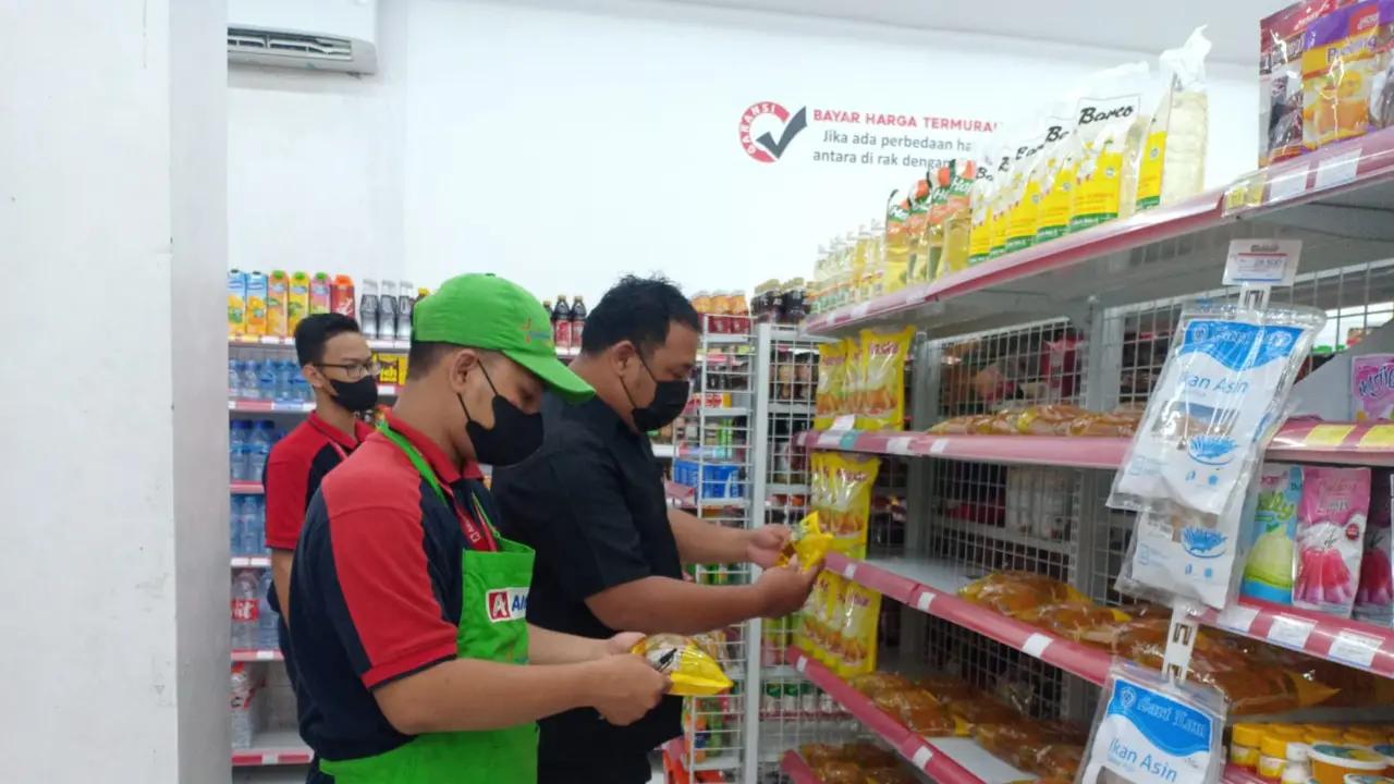 Stok minyak goreng di Surabaya aman. (Dian Kurniawan/Liputan6.com)