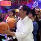 Presiden Joko Widodo dan cucu Jan Ethes Srinarendra menyempatkan diri bermain basket di Sun Plaza Medan, Sumatera Utara, Jumat (24/11). Jokowi tiba di lokasi mengenakan kemeja putih lengan panjang dan celana hitam. (Liputan6.com/Johan Tallo)