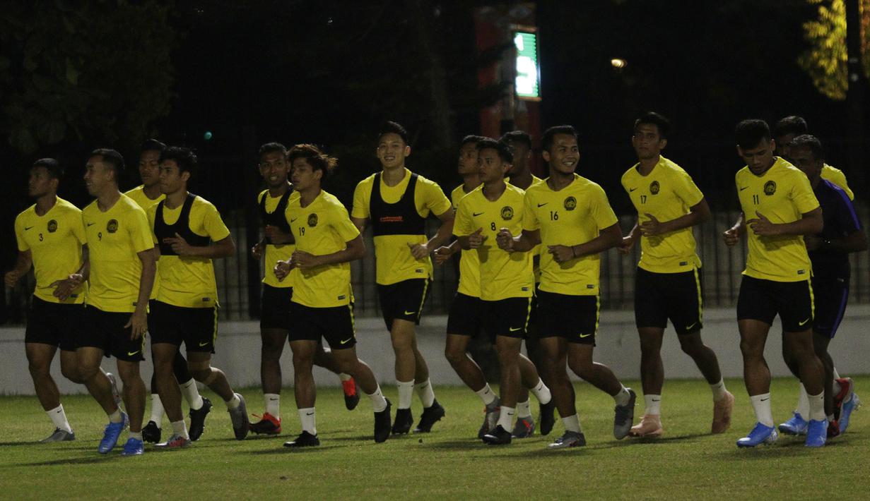 Pemain Timnas Malaysia saat latihan jelang laga kualifikasi Piala Dunia di Lapangan ABC, Senayan, Jakarta, Selasa (3/9). Malaysia akan berhadapan dengan Indonesia. (Bola.com/M Iqbal Ichsan)