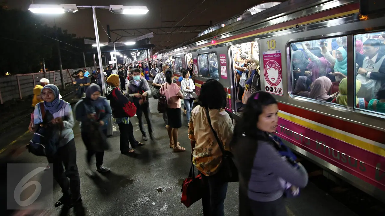 20151124-Penumpang Tetap Berjubel Meski Perjalanan KRL Alami Gangguan-Jakarta