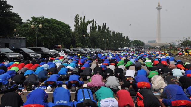 Ribuan Buruh Salat Bareng Saat Aksi May Day