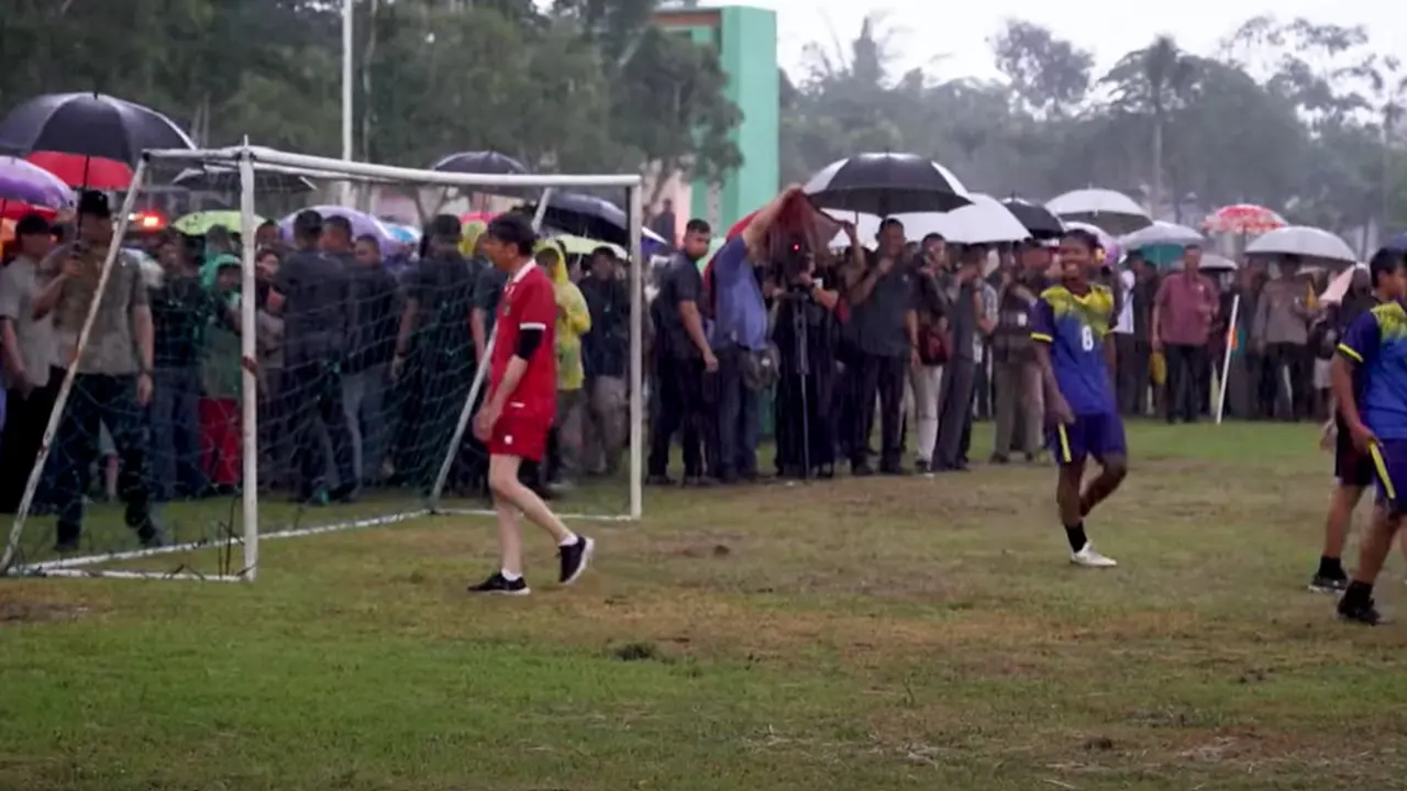 Presiden Jokowi bermain sepak bola bersama anak-anak di Sleman, DIY. (Tangkapan Layar Youtube Sekretariat Presiden)