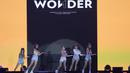 Girlband K-Pop, AOA, tampil pada upacara penutupan Asian Para Games di Stadion Madya Senayan, Jakarta, Sabtu (13/10). (Bola.com/Vitalis Yogi Trisna)