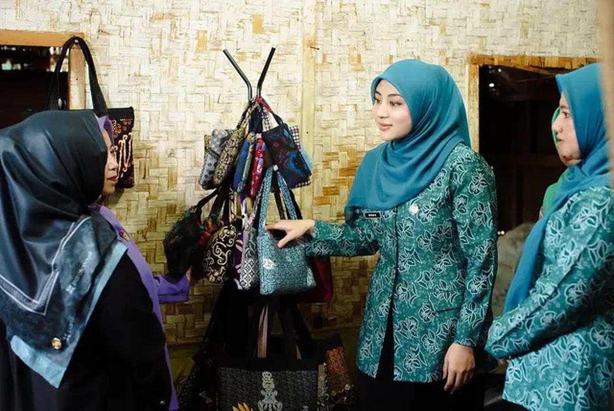 7 Inspirasi Batik Klasik ala Artis yang Kini Jadi Ibu Pejabat, Tampil Stylish dan Profesional