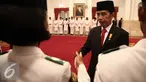 Presiden Jokowi memberikan selamat usai upacara Pengukuhan Paskibraka di Istana Negara, Jakarta, Senin (15/8). Sebanyak 68 paskibraka dikukuhkan oleh Presiden yang telah melewati seleksi dari seluruh daerah di Indonesia. (Liputan6.com/Faizal Fanani)