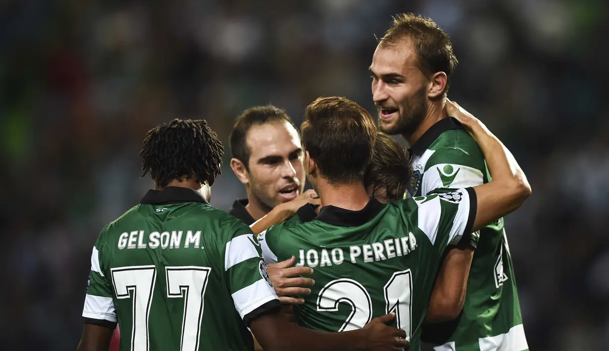 Pemain Sporting CP, Bas Dost (kanan) mencetak satu gol untuk kemmenangan timnya atas  Legia Warsaw pada grup F Liga Champions di Jose Alvalade stadium,  Lisbon, Rabu (28/9/2016) dini hari WIB. (AFP/Patricia De Melo Moreira)