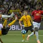 Bek Manchester United, Diogo Dalot berusaha membuang bola saat bertanding melawan Young Boys di grup H Liga Champions  di The Stade de Suisse di Bern (19/9). (Alessandro Della Valle/Keystone via AP)