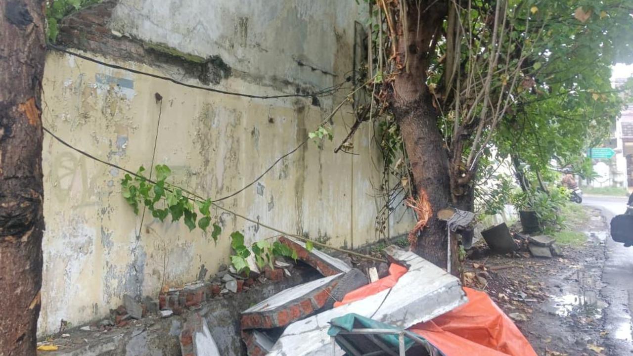 Tembok Polsek Ambruk Timpa Tukang Parkir