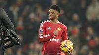 Pemain Manchester United (MU), Amad Diallo, merayakan suksesnya mencetak gol ke gawang Southampton pada lanjutan Liga Inggris 2024/2025 di Old Trafford, Jumat (17/1/2025) dini hari WIB. (AP Photo/Dave Thompson)