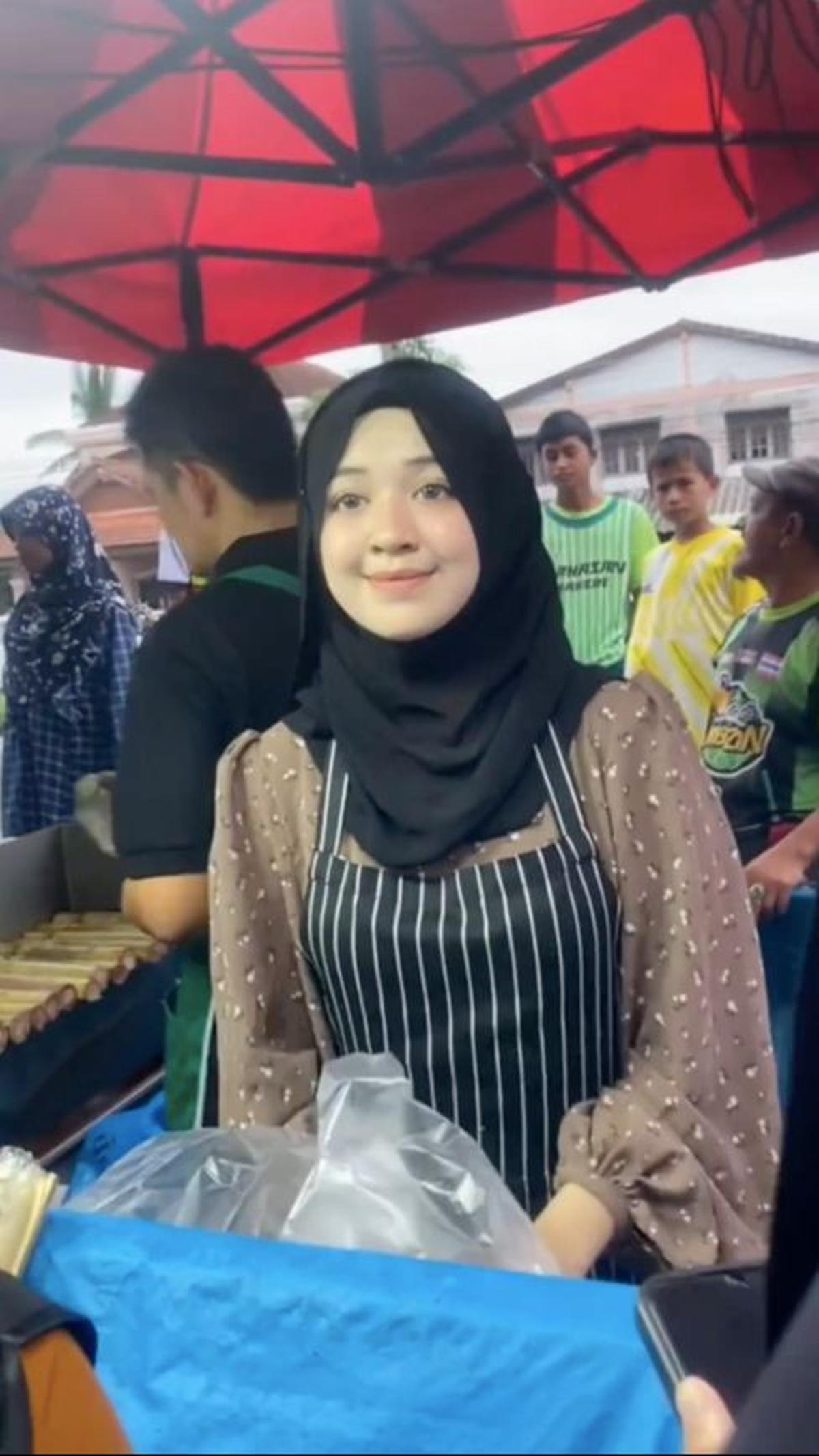 Perempuan Cantik Berhijab Penjual Lemang<br>