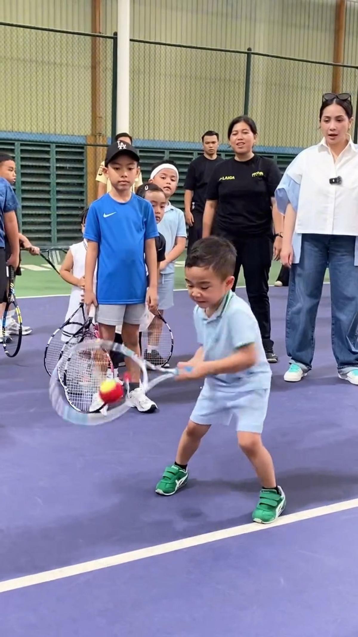 Potret Rayyanza Ikut Latihan Tenis Didampingi Nagita Slavina, Netizen: Produktif Banget