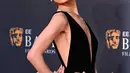 Ariana Grande Penyanyi dan aktris berbakat ini memilih tampilan dramatis dengan gaun two-tone bervolume dari Louis Vuitton. Potongan unik dan permainan warna menjadikannya pusat perhatian di karpet merah.  [@bafta].